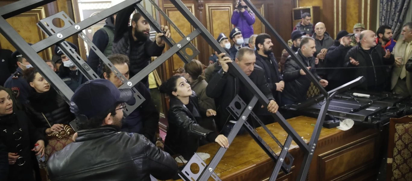 Αρμενία: Συνελήφθησαν οι πολίτες που λίντσαραν τον πρόεδρο της Βουλής - Επίθεση στα γραφεία του Τ.Σόρος (βίντεο)